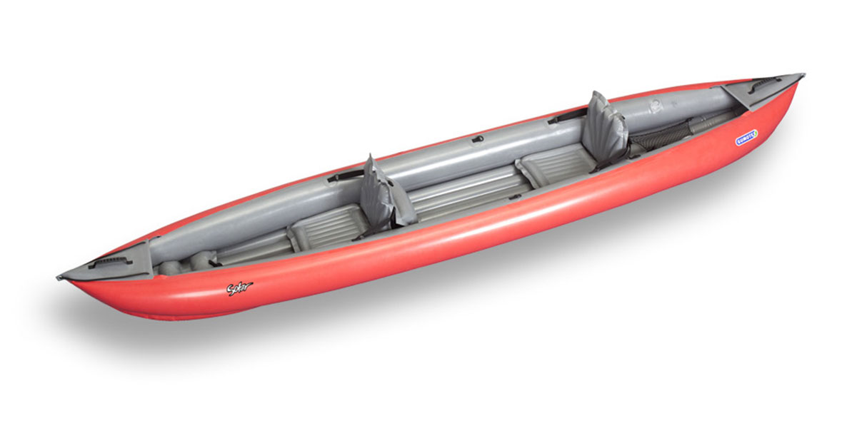kayak rouge sur fond blanc